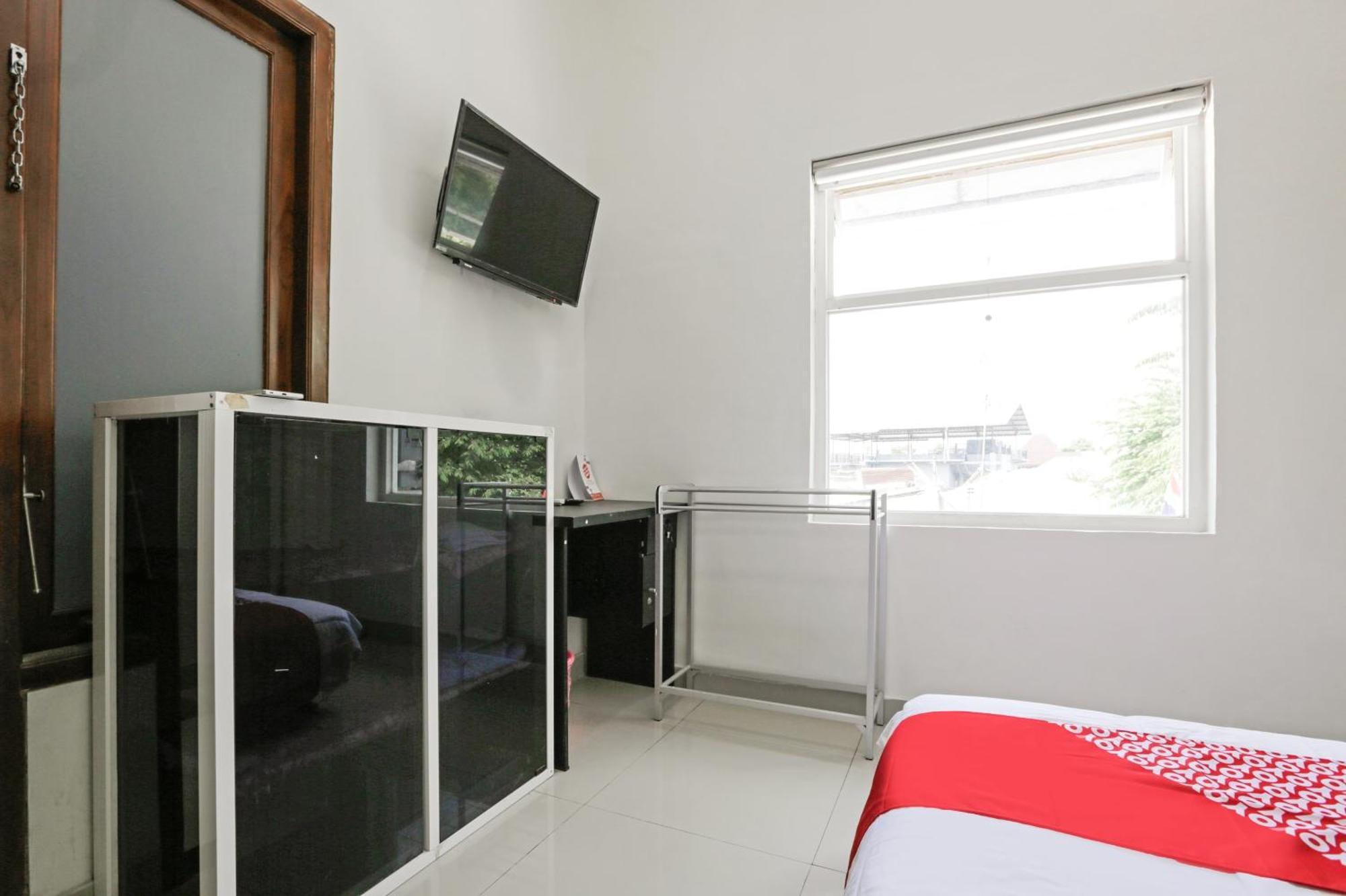 Super Oyo 3838 Tamansari Guest House Solo Esterno foto